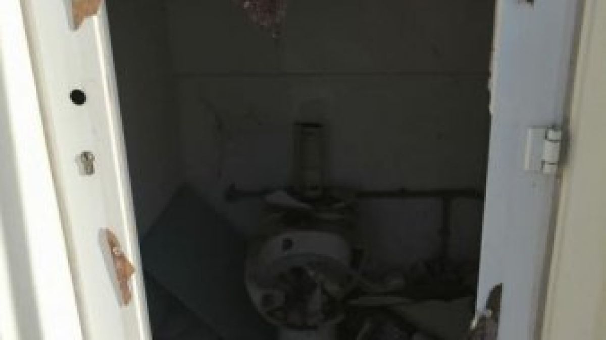 Потрес! Шокиращи СНИМКИ на обществените тоалетни в парк в Благоевград 