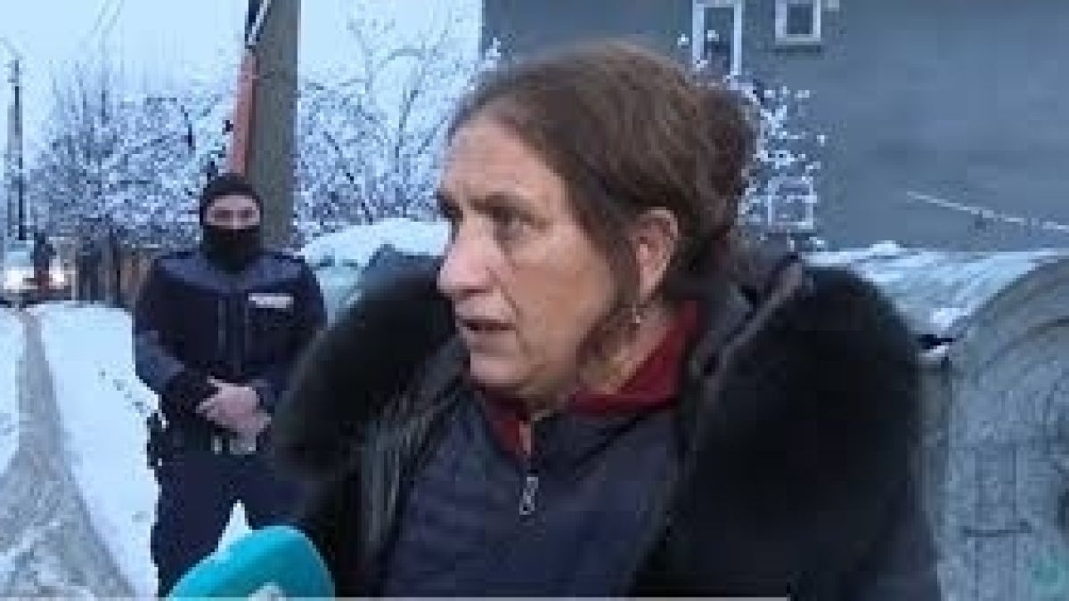 Близките на убитото 8-г. момче се събраха пред полицията в Мездра и...
