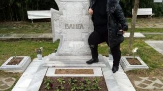 Кощунство и простотия: Жена гази гроба на Ванга с ботуш заради... СНИМКИ 