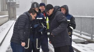 Ревизоро гледа от първия ред какво се случва на язовир "Студена" СНИМКИ