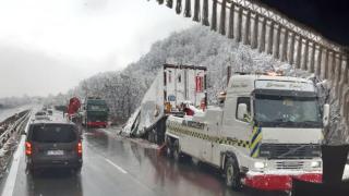 ТИР се обърна и направи голямо мазало на магистрала "Хемус"