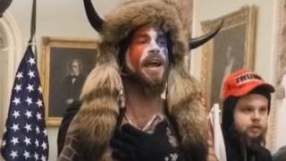 Ето какво се случва с мъжа с рогата, щурмувал Капитолия 