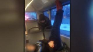 Не е за вярване какво направи мъж по чорапи в автобус 76 в София СНИМКА