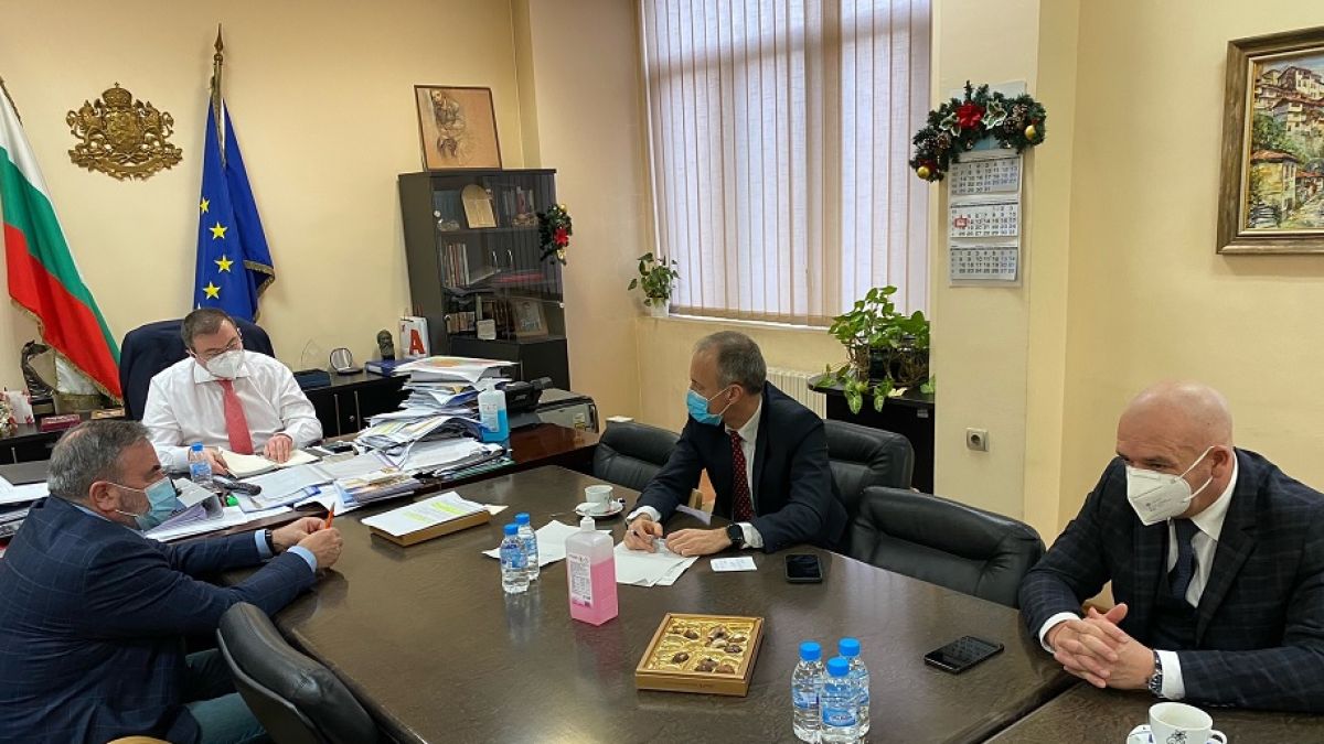 Горещи новини след срещата на здравния и образователния министър с НОЩ