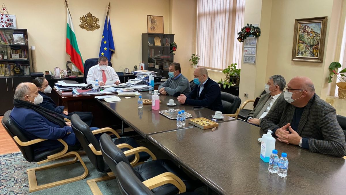 Здравният министър обяви кой ще вземе още пари при ваксинирането срещу К-19 