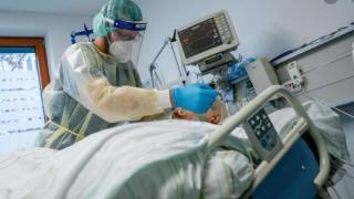Guardian: В Германия лекуват коронавируса с необичайни методи и средства