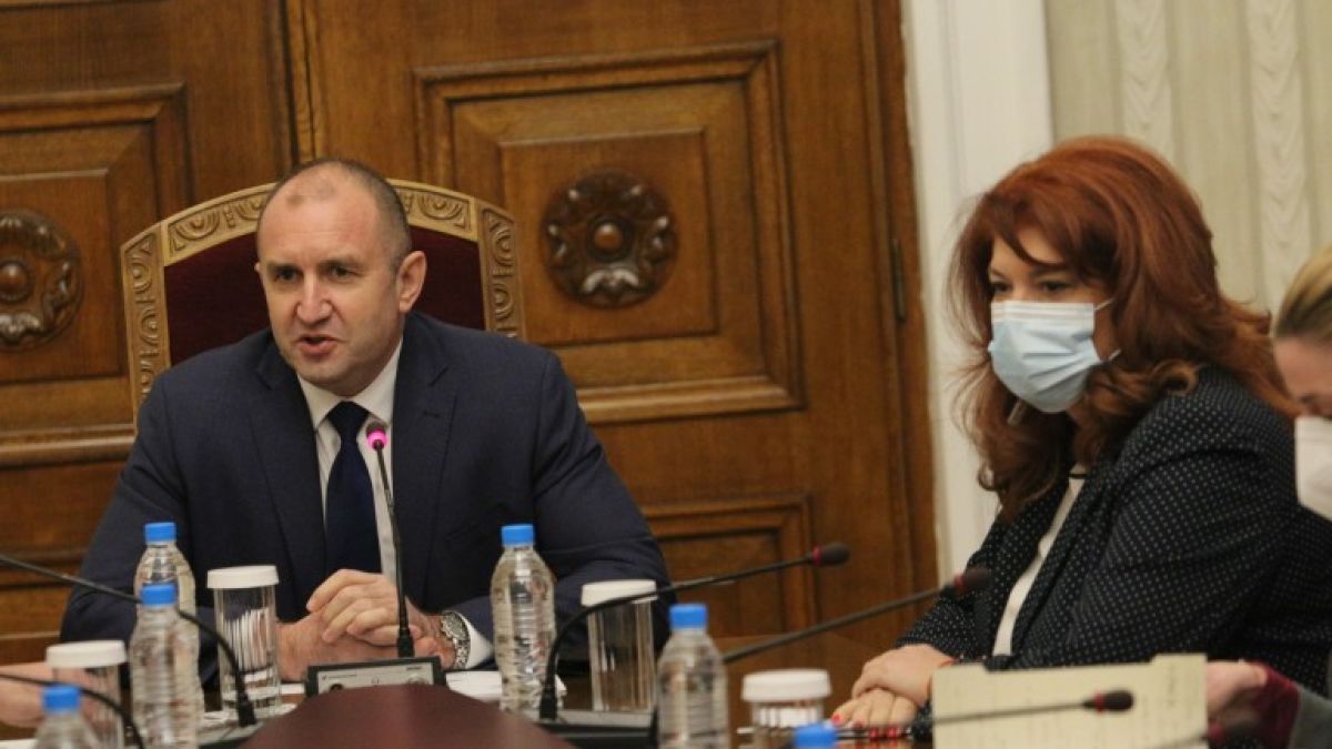Съвет към Радев: Направете избори само по Фейсбук направо