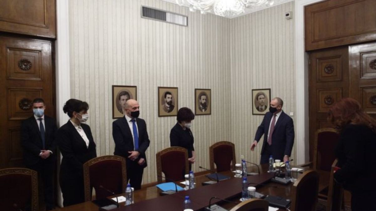 Срещата Радев - ГЕРБ започна с екшън! Караянчева скочи на президента ВИДЕО