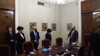 Срещата Радев - ГЕРБ започна с екшън! Караянчева скочи на президента ВИДЕО