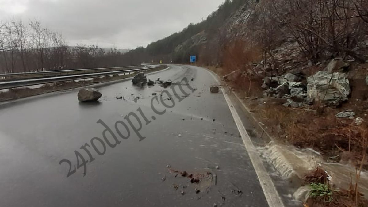 Опасност край Момчилград: На пътя има огромни ... СНИМКИ   
