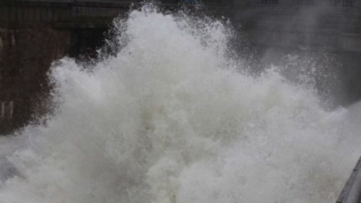 Изпускат контролирано водата от три язовира