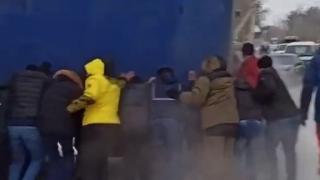 Яки руски шофьори преместиха тир с голи ръце ВИДЕО