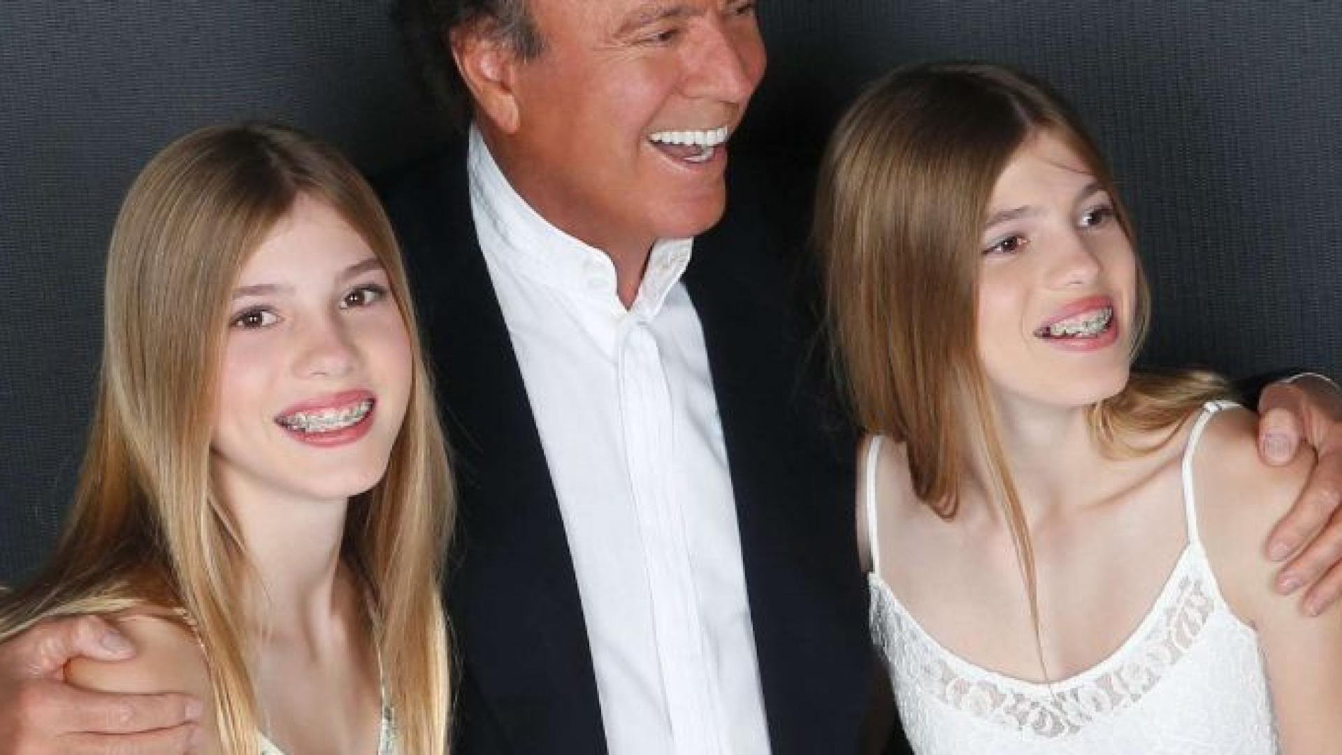 Светът полудя по очарователните сестри близначки на Енрике Иглесиас  СНИМКИ 