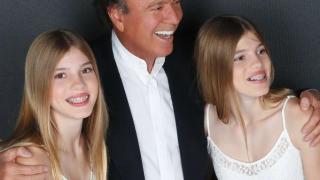 Светът полудя по очарователните сестри близначки на Енрике Иглесиас  СНИМКИ 