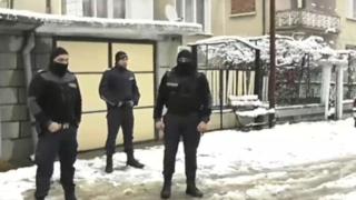 Мездра е под обсада! Тумба цигани потроши къщата и двете коли на заподозрения за смъртта на внука на Тома Томов