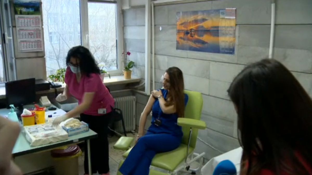 Ето коя е първата българка, боцната с ваксината на Moderna СНИМКИ/ВИДЕО