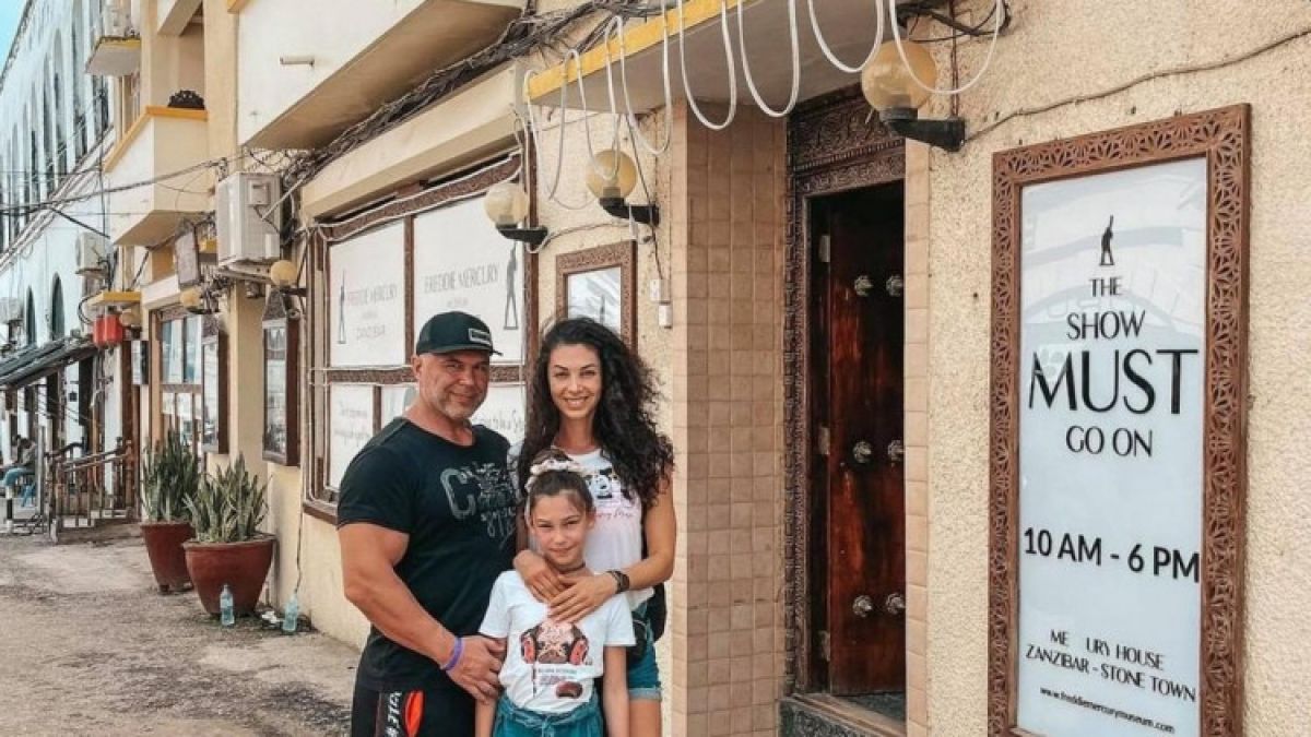 Биляна Йотовска се скри в леговището на Фреди Меркюри СНИМКИ