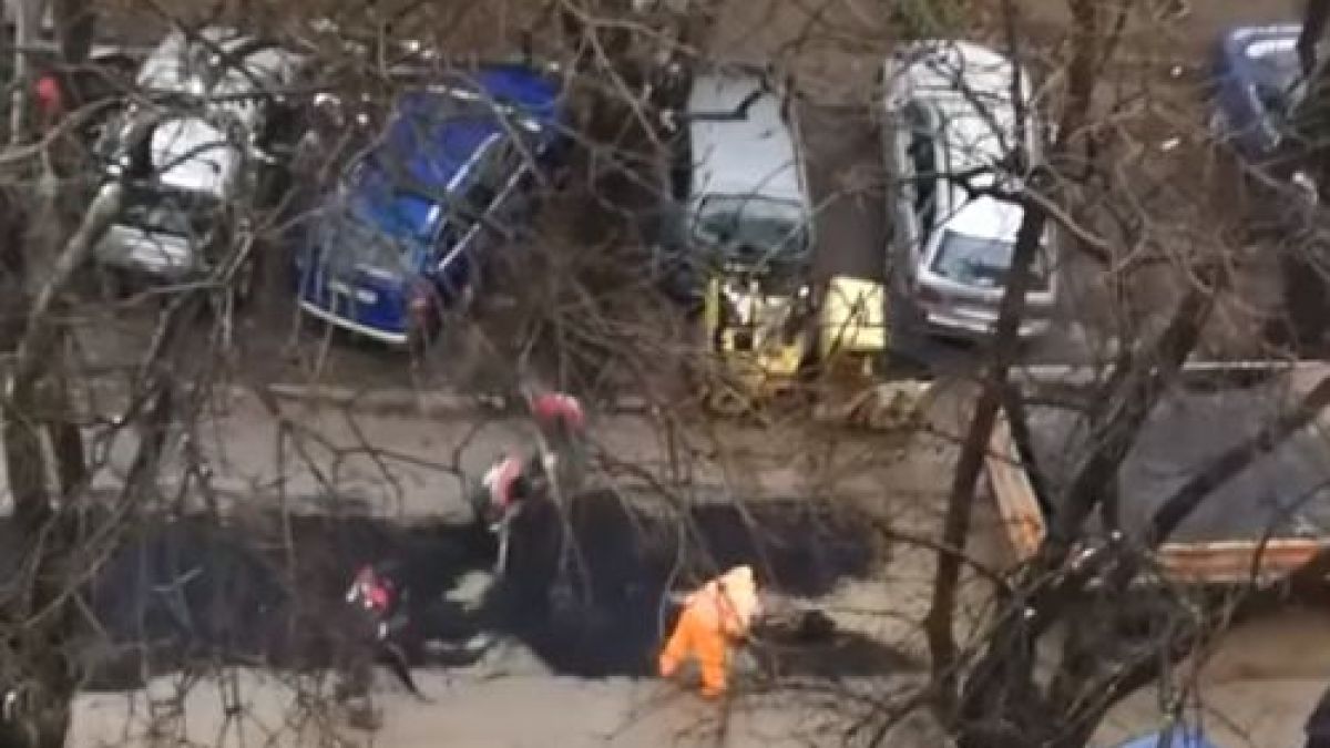 Асфалтират пълна с вода улица в София СНИМКА