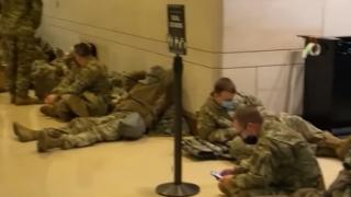 Започна ли войната: Войници обсадиха Капитолия ВИДЕО 