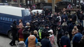  В Северна Македония пак запалиха българското знаме, безредици на Вевчански карнавал! СНИМКИ