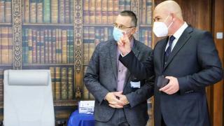 Ген. Мутафчийски изброи 3 причини защо се е ваксинирал пръв във ВМА СНИМКИ 