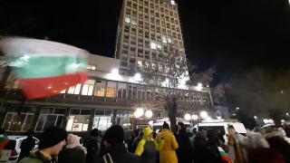 Пред БНТ почерня от полиция, протестиращи готвят нов зулум заради Каракачанов СНИМКИ