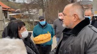 Посрещнаха Борисов с погача, а той отсече: Когато има образование.... ВИДЕО