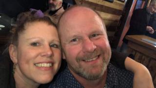 Криза: Учителка продава свои голи снимки, за да издържа семейството си