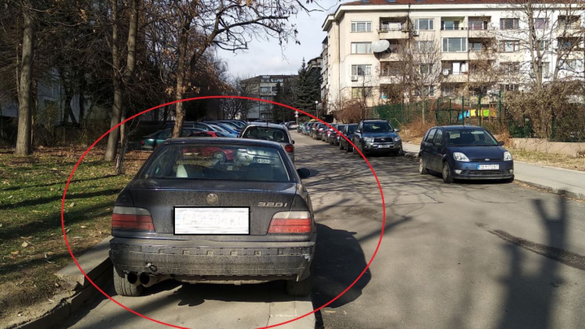 Сигнал до БЛИЦ! Наглец с БМВ направи голяма изцепка в столичен квартал СНИМКА
