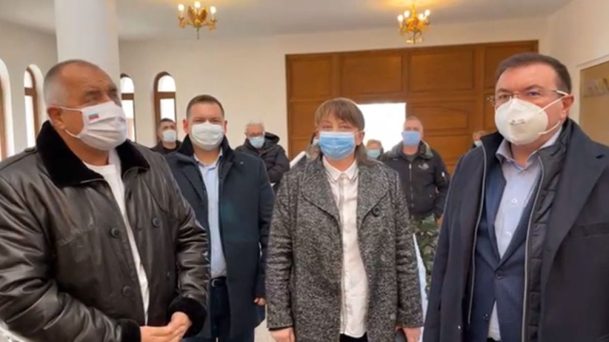 Навръх Антоновден Борисов заведе Сачева и Ангелов на църква и си спомни комунизма ВИДЕО