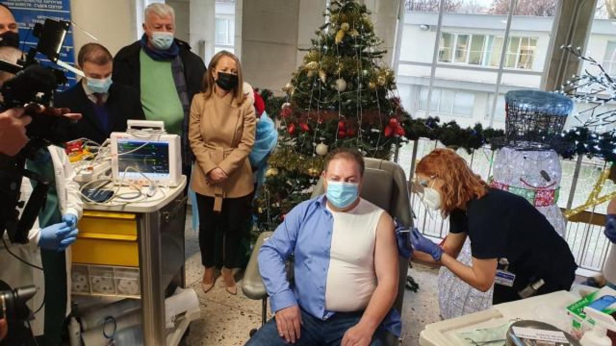 Първи българин, ваксиниран повторно у нас - ето какво каза 