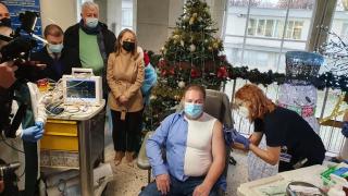 Първи българин, ваксиниран повторно у нас - ето какво каза 