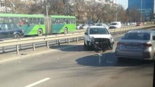 Сигнал до БЛИЦ! Шофьор сътвори зрелищна каскада на столичното "Цариградско шосе" СНИМКА 