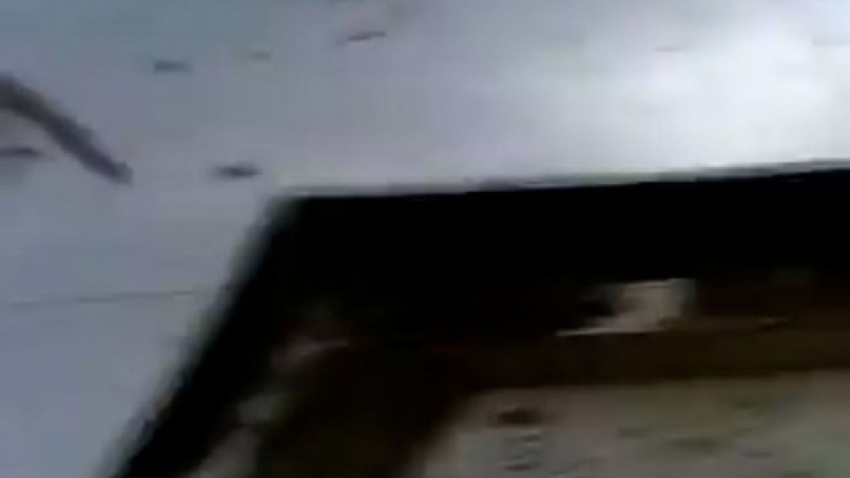 Мъж засне с телефона си как го удря мълния ВИДЕО 