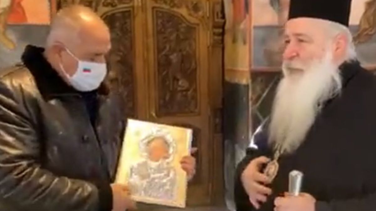 Борисов с безценен дар от игумена на Бачковския манастир ВИДЕО 