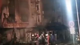 Пламнало е неработещо заведение в Приморско, жена едва не е загинала ВИДЕО
