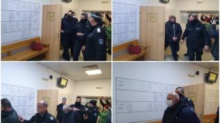 Полицаят от схемата с фалшиви документи пробва да трогне съда с лична драма ВИДЕО 