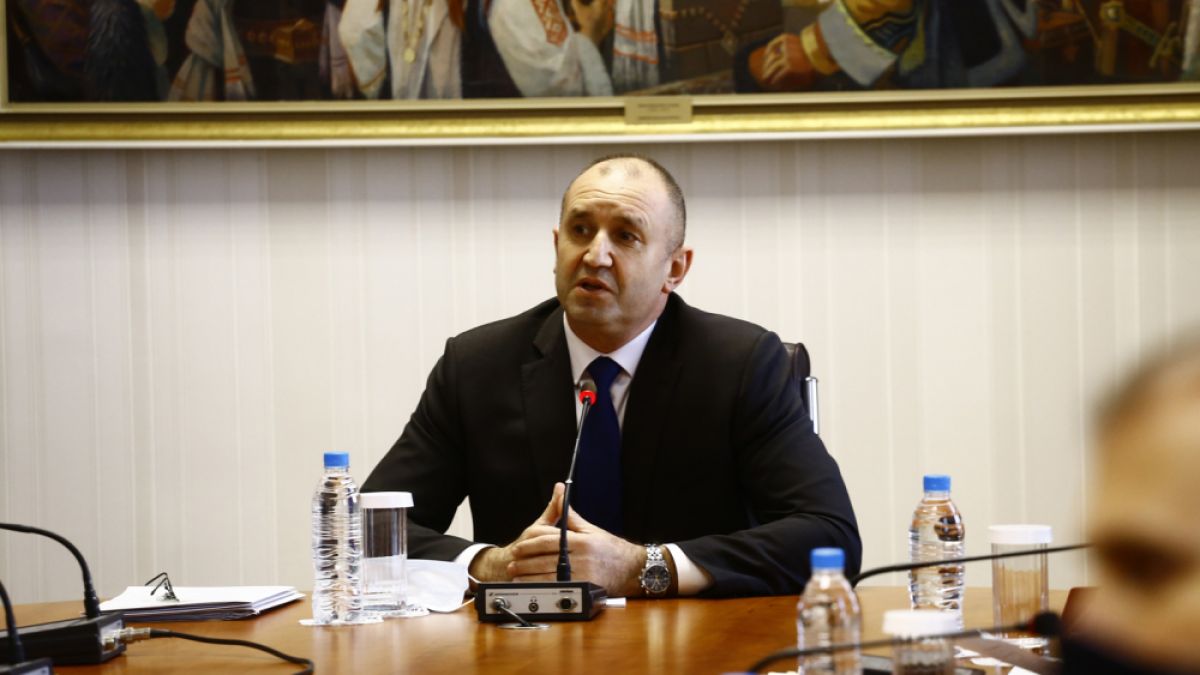 Още една общност в България скочи на Румен Радев 