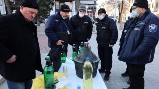 Ексцентрик "ваксинира" с гроздова ракия в центъра на Варна
