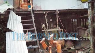 Крокодил захапа жена на стълбите пред дома й 