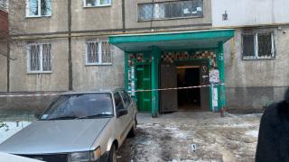 Арестуваха чисто гол мъж, омотан в човешки черва и с отрязана глава в ръцете