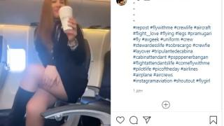 Стюардеса танцува по мини пола в самолета и предизвика фурор в мрежата ВИДЕО