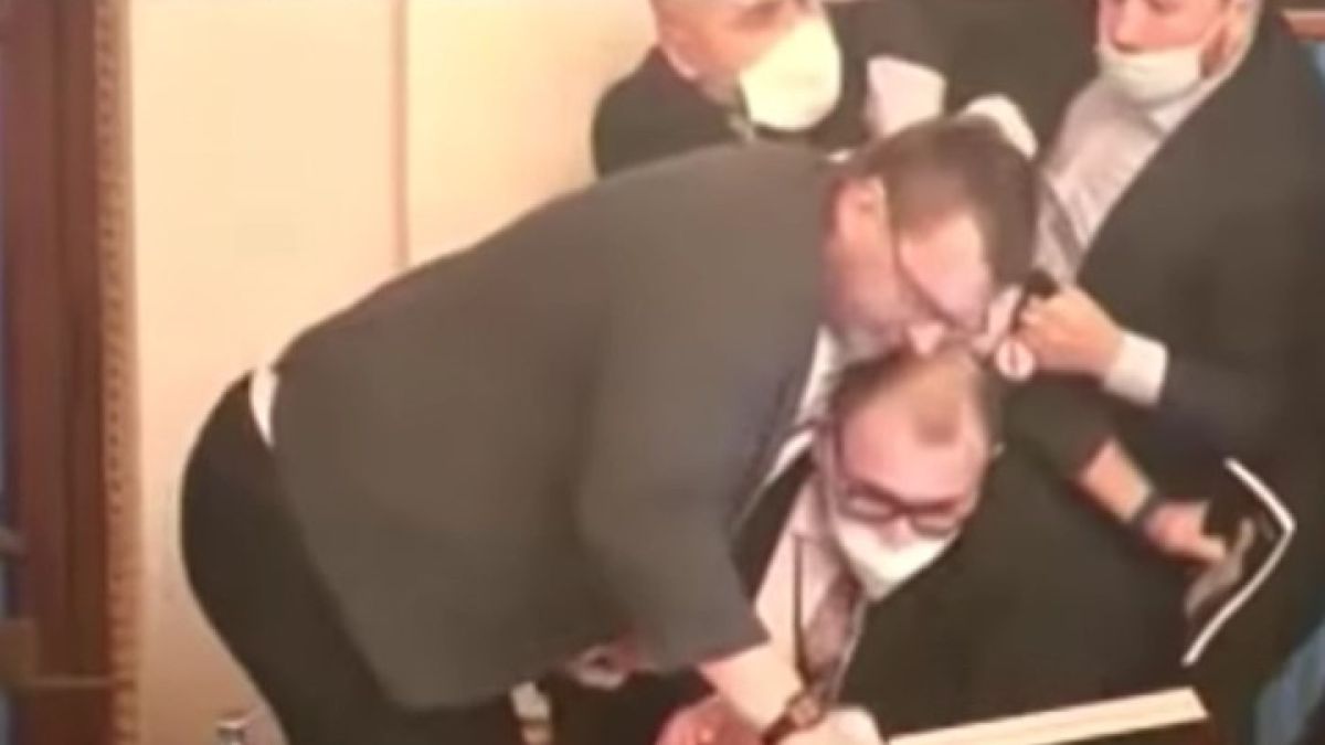 Сбиване в чешкия парламент, полицията ще накаже участниците, които не са носили маски ВИДЕО
