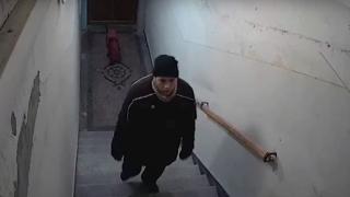 Сгащиха апаш, който системно обира блок и краде доста странни неща ВИДЕО
