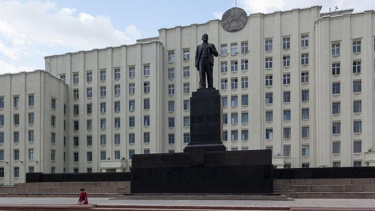 Ужасяващо ВИДЕО 18+: Мъж се самозапали пред правителството в Минск