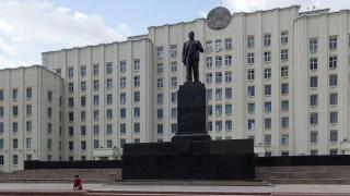 Ужасяващо ВИДЕО 18+: Мъж се самозапали пред правителството в Минск