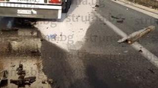 Зверска катастрофа с българи до Солун, човек лежи безпомощно на платното СНИМКИ 18+