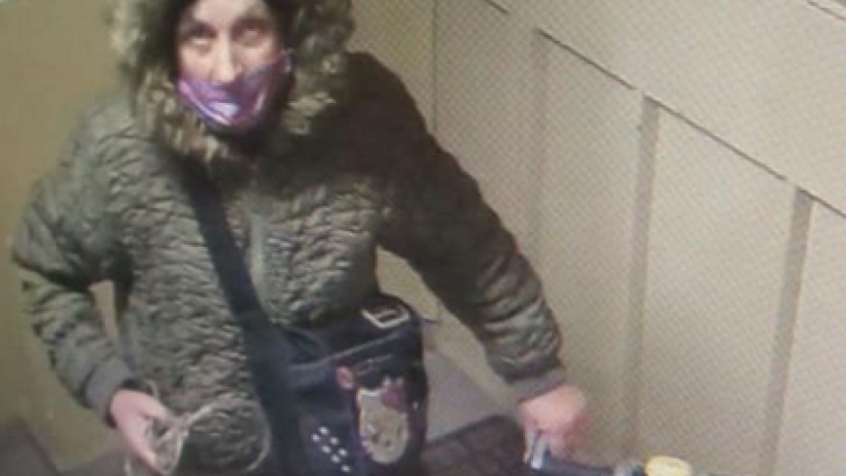 Виждали ли сте тази жена? Нагла крадла е! СНИМКИ