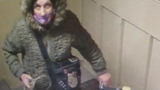 Виждали ли сте тази жена? Нагла крадла е! СНИМКИ