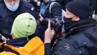 Протестиращи опитаха да нахлуят в Министерски съвет, има сблъсъци с полицията